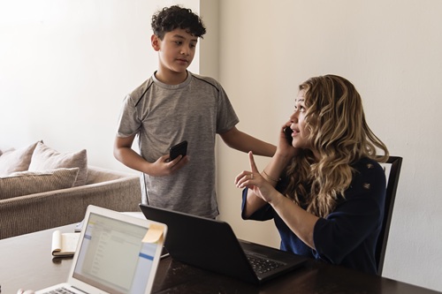Honolulu mom telling teen son to wait while she's on the phone