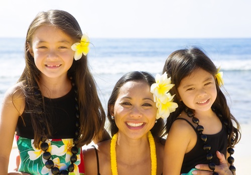 Hawai'i mom and two daughters